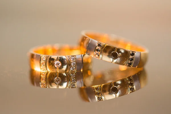 Snubní prsteny zlato a diamanty — Stock fotografie