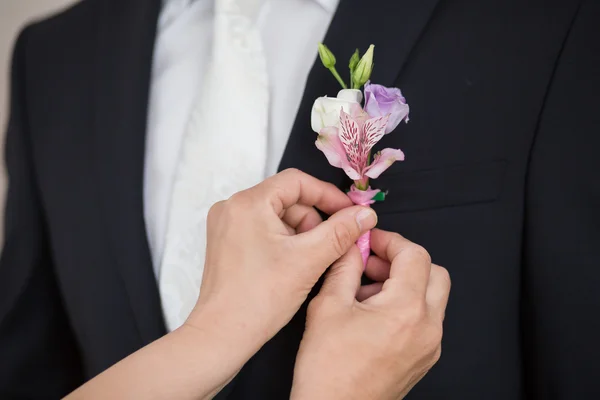 Boutonniere em noivo na moda em casamento — Fotografia de Stock