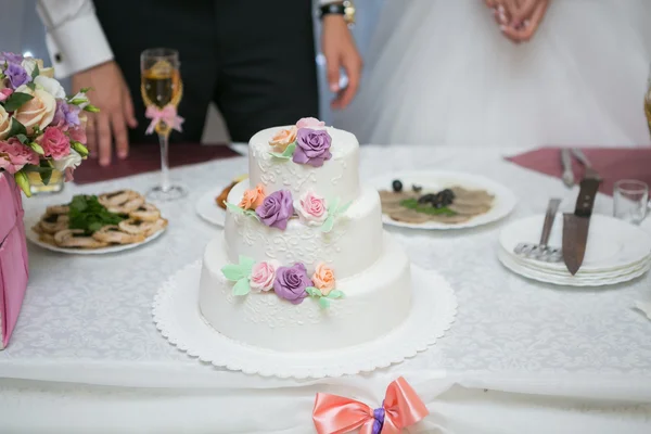 Pastel de boda de varios niveles blanco — Foto de Stock