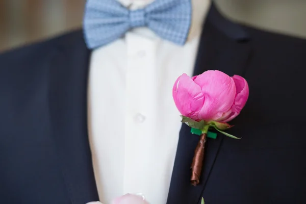 Boutonniere na módní ženich na svatbě — Stock fotografie