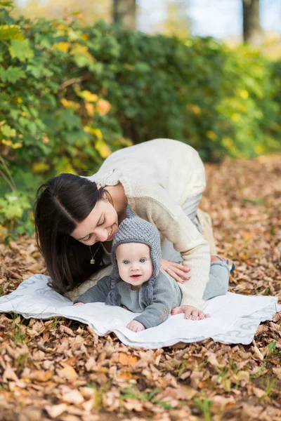 Giovane madre e il suo bambino — Foto Stock