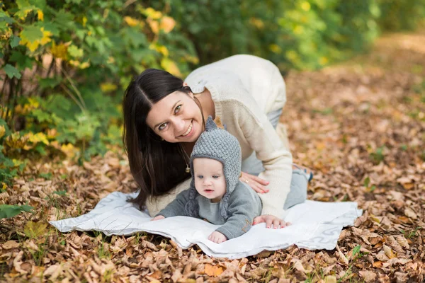 Giovane madre e il suo bambino — Foto Stock