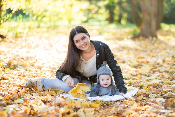 Giovane madre e il suo bambino — Foto Stock