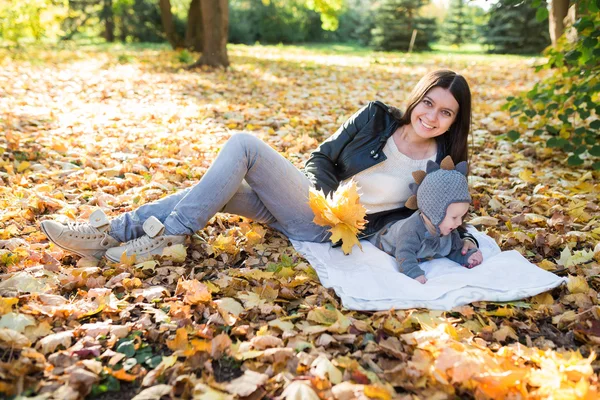 Young mother and her baby — Stock Photo, Image