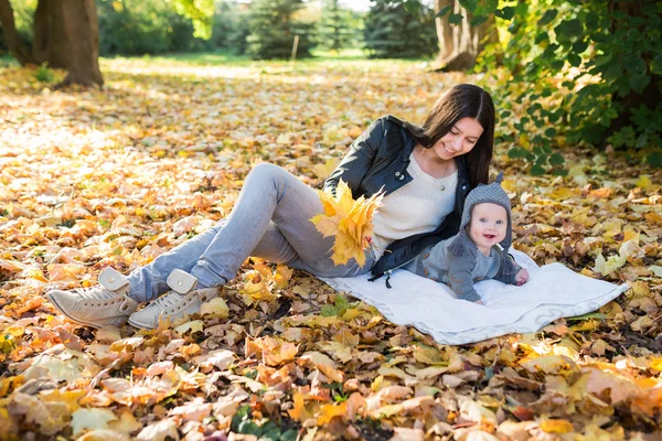 Giovane madre e il suo bambino — Foto Stock