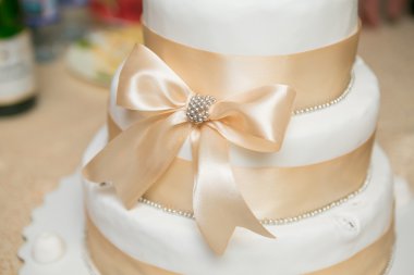 Beyaz çok düzey düğün pastası