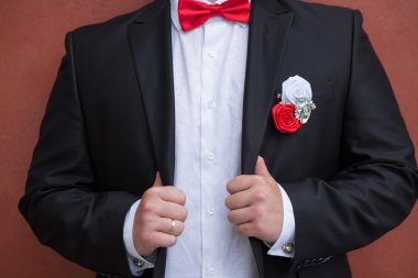 Düğünde trendy damat üzerinde yaka çiçeği