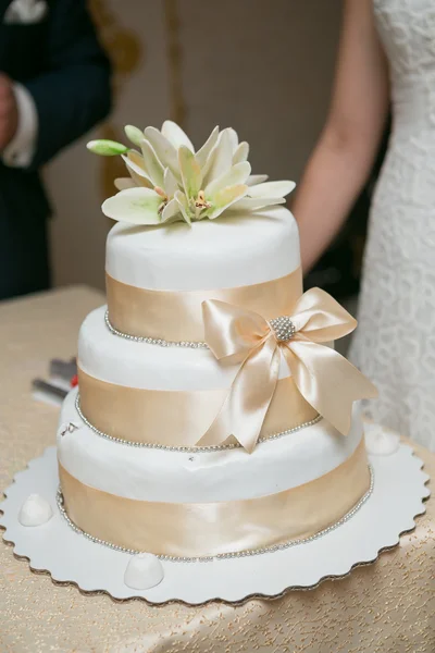 Pastel de boda de varios niveles blanco — Foto de Stock