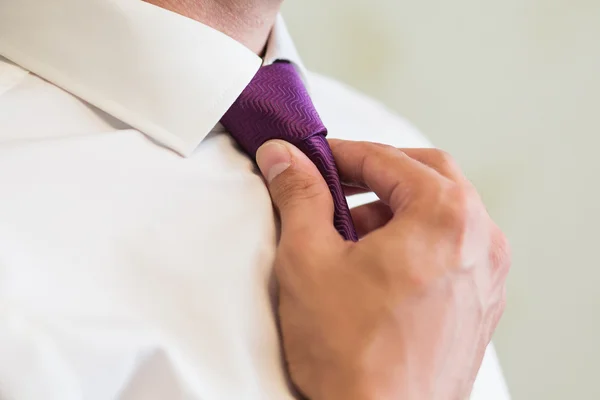 Noivo amarrar gravata — Fotografia de Stock