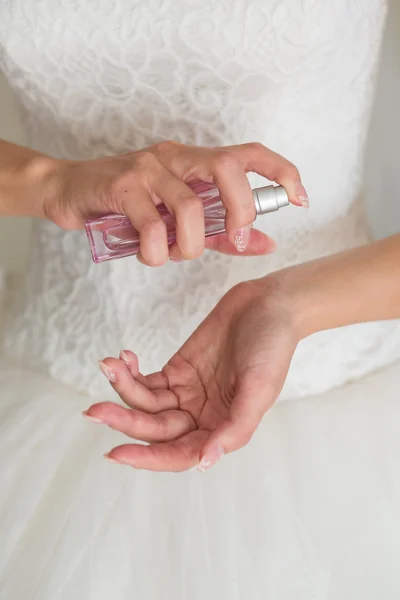 Novia aplicando perfume — Foto de Stock