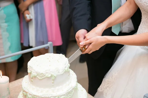 Pastel de boda de varios niveles blanco — Foto de Stock