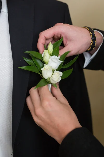 Boutonniere sobre el novio a la moda en la boda — Foto de Stock