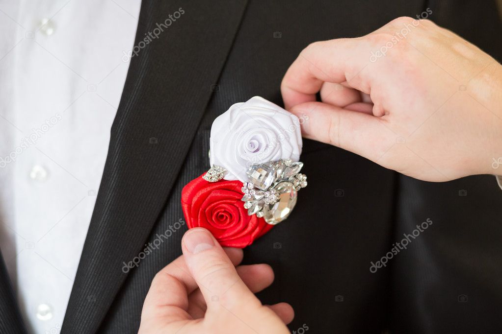 Boutonniere on trendy groom at wedding