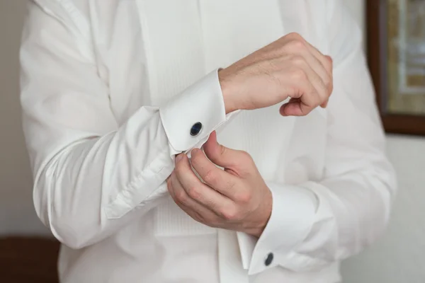 Белая рубашка и запонка — стоковое фото