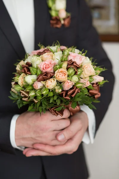 Luva segurar buquê de casamento na mão — Fotografia de Stock