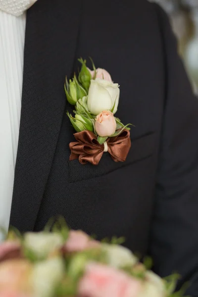 Boutonniere na módní ženich na svatbě — Stock fotografie