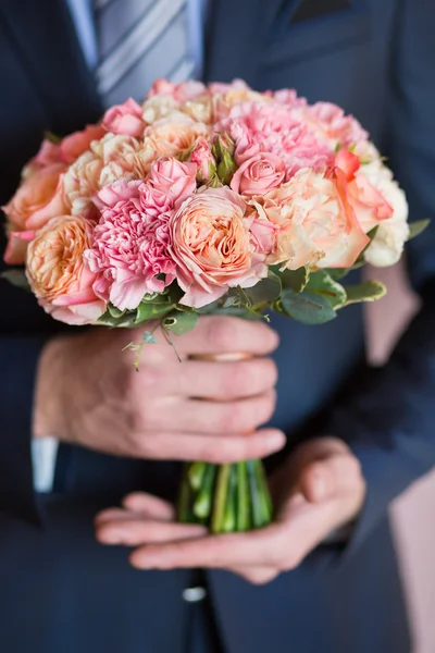 Luva segurar buquê de casamento na mão — Fotografia de Stock