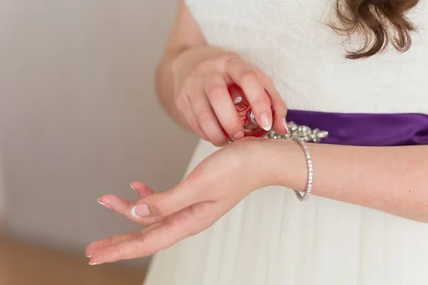 Novia aplicando perfume — Foto de Stock