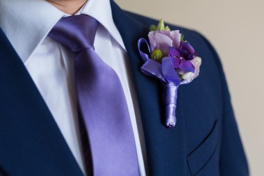 Düğünde trendy damat üzerinde yaka çiçeği
