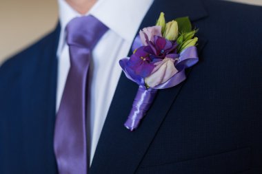 Düğünde trendy damat üzerinde yaka çiçeği
