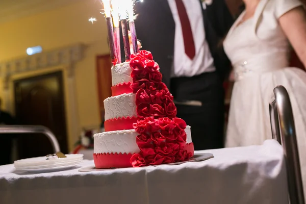 Λευκό πολλαπλών επιπέδων γαμήλια τούρτα — Φωτογραφία Αρχείου