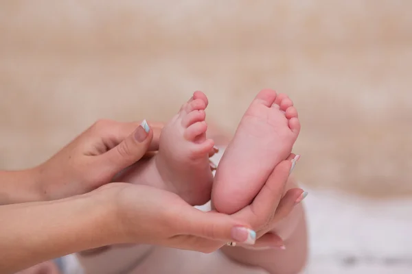 Leg little baby in the mother's hands — Stock Photo, Image