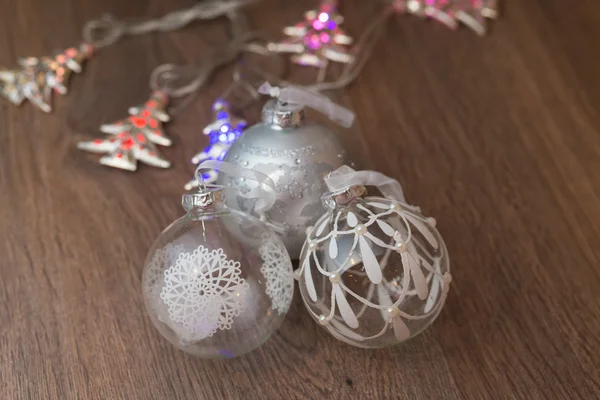 Luzes de Natal e bolas de vidro — Fotografia de Stock