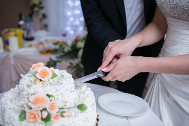 Beyaz çok düzey düğün pastası