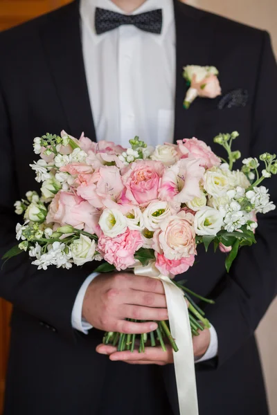 Bruidegom bruiloft boeket in de hand houden — Stockfoto