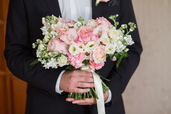 Novio celebrar ramo de boda en la mano —  Fotos de Stock