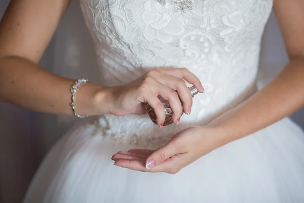 Novia aplicando perfume — Foto de Stock