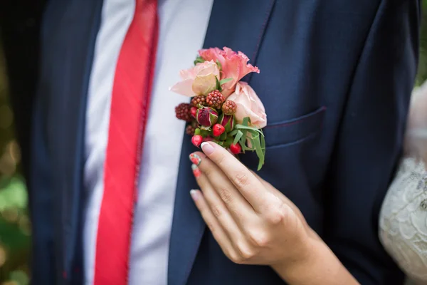 Boutonniere sobre el novio a la moda en la boda —  Fotos de Stock