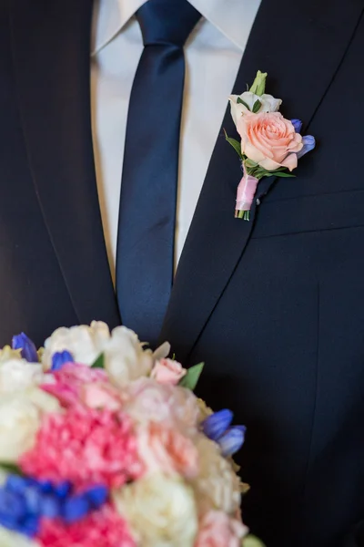 Boutonniere sobre el novio a la moda en la boda — Foto de Stock