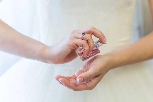 Novia aplicando perfume — Foto de Stock