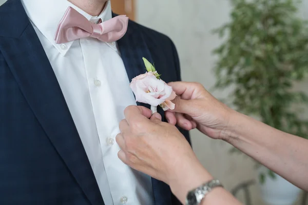 Бутоньєрка на модному нареченому на весіллі — стокове фото