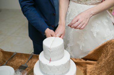 Beyaz çok düzey düğün pastası