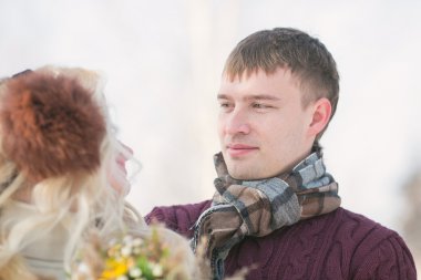 mutlu genç çift winter Park eğlenmek