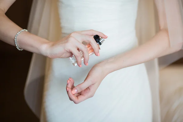 Novia aplicando perfume — Foto de Stock