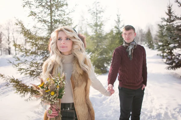 Happy Young Couple in Winter Park on Valentine's Day — Stok fotoğraf