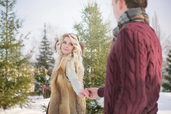 Happy Young Couple in Winter Park on Valentine's Day — Stok fotoğraf