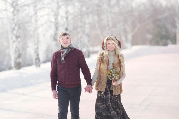 Happy Young Couple in Winter Park on Valentine's Day — Stok fotoğraf