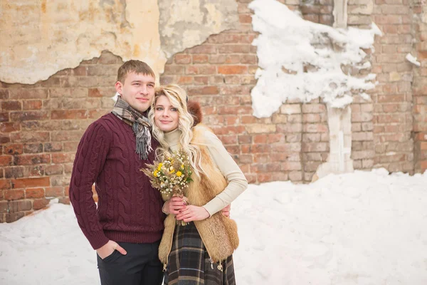 Happy Young Couple in Winter Park on Valentine's Day — ストック写真