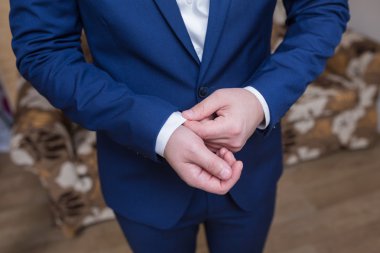 Düğünde trendy damat üzerinde yaka çiçeği