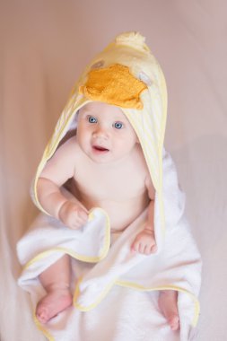 Güzel bebek, seyir dışarı bir battaniyenin altında havlu