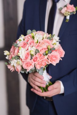 Damat Düğün buketi elinde tut