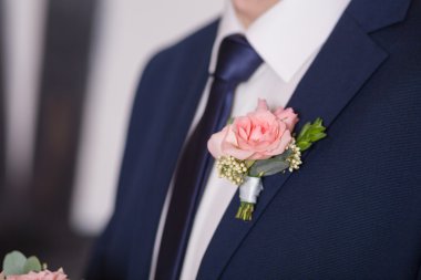Düğünde trendy damat üzerinde yaka çiçeği