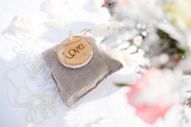 Sevgi ile yastık üzerinde iki alyans