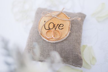 Sevgi ile yastık üzerinde iki alyans