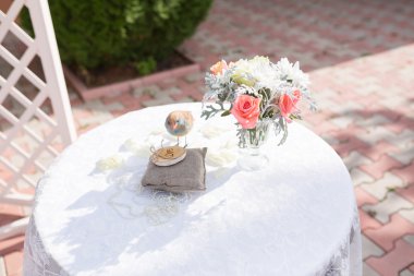 Sevgi ile yastık üzerinde iki alyans