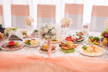 Lezzetli yemeklerle servis edilen masa.